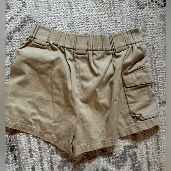 Aritzia TNA Cargo Shorts - Picture 2 of 3